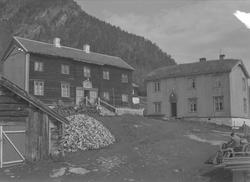 Gårdstun, Gravaune, Lønset , Oppdal, Sør-Trøndelag. Fra albu