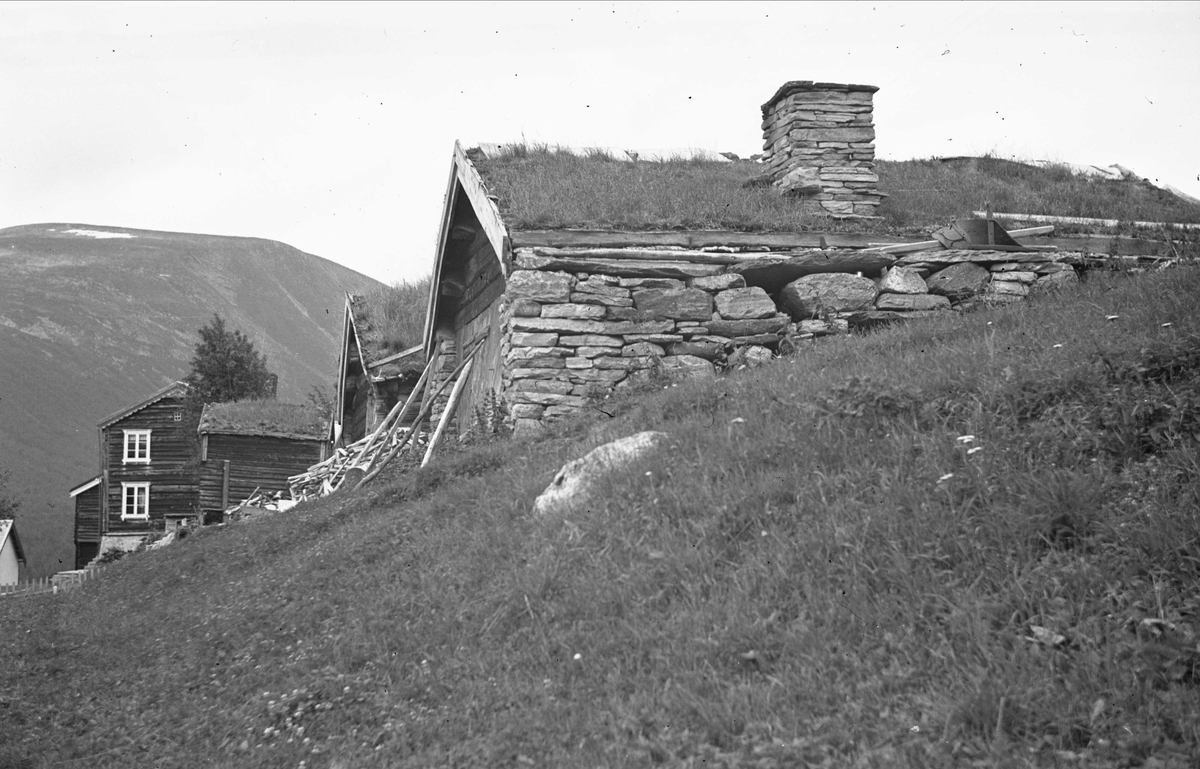 Gårdstun med smie, Vindal, Lønset, Oppdal, Sør-Trøndelag. Fotografert 1940. Fra album.