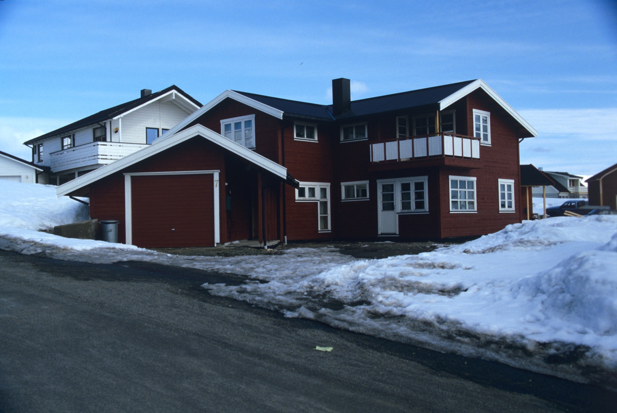 Fuglenesdalen, Hammerfest, boligfeltet er planlagt som en tett samlet husgruppe på vidda, overbygget nngangsparti og uteplass med levegger letter snømåking og skjermer adkomsten, illustrasjonsbilde fra Nye Bonytt 1988.