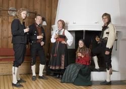 Serie bilder fra Gjestestuene ved Norsk Folkemuseum. Bunadsk