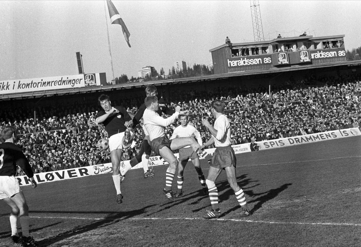 Serie. Finalekamp i NM fotball mellom Fredrikstad og Strømsgodset, Ullevål stadion, Oslo. Fotografert 1969.