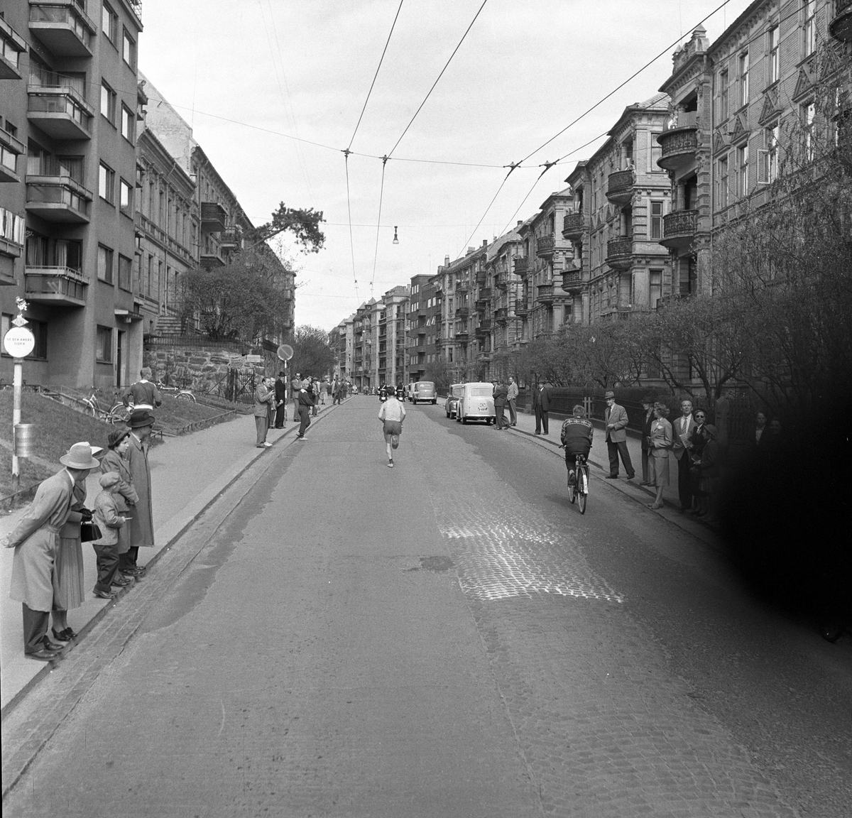 Serie. Holmenkollstafetten med premieutdeling på Bislett, Oslo. Fotografert 1956.