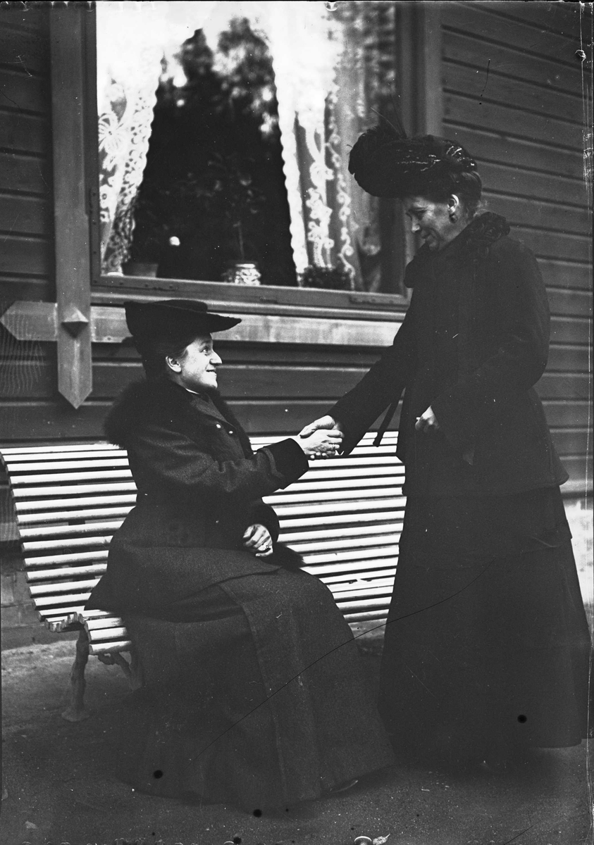Serie bilder fra Lierbanen og Verdalselva bru i Verdal (1904). Familieliv, antagelig familien Lund ca 1900.