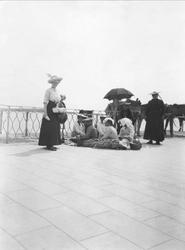 Fra promenaden i Menton. Maggie og æseldsversker