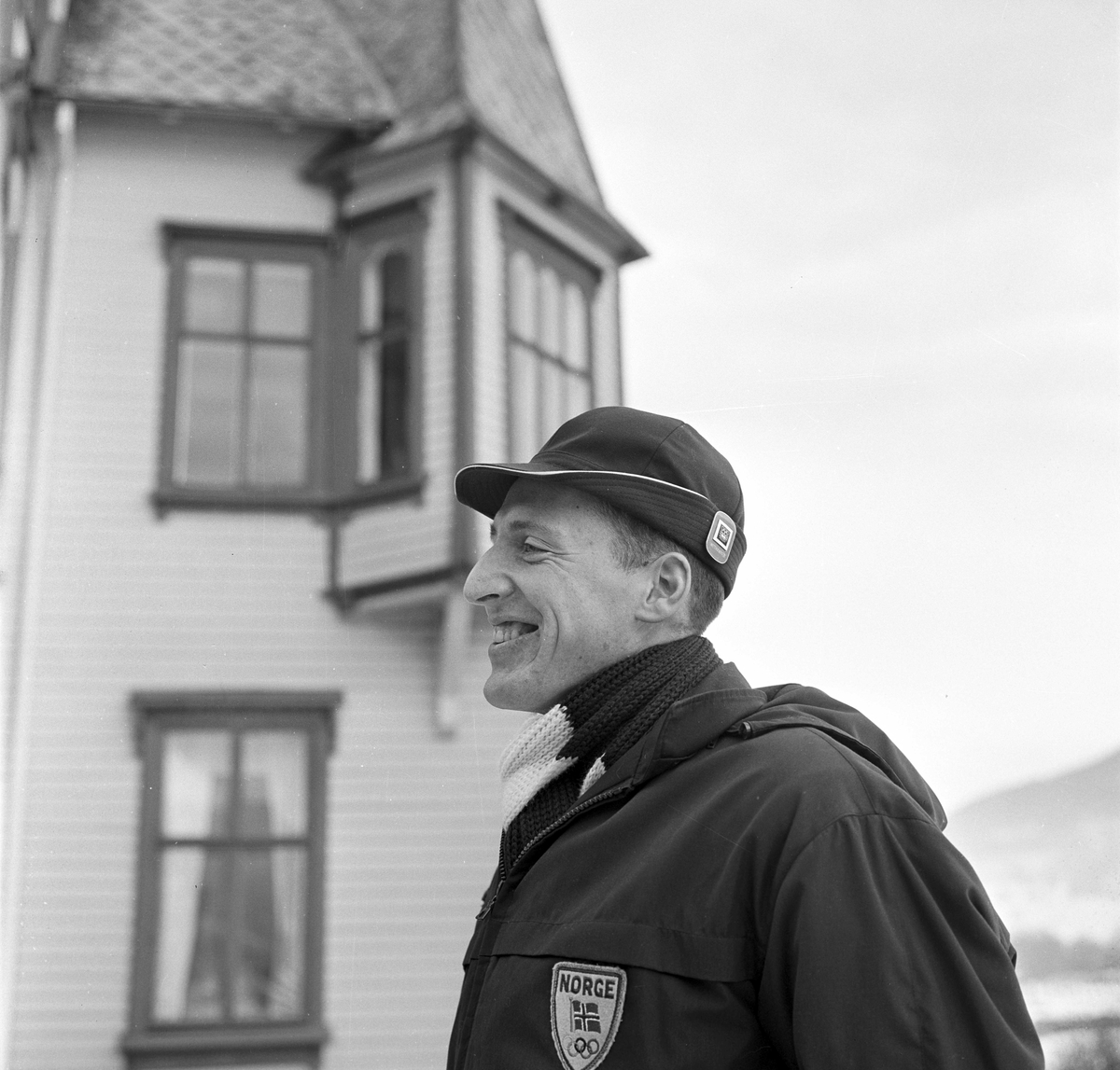 Serie. Skiløperen Ole Ellefseter i forbindelse med NM på Voss, Hordaland, bl.a. sammen med Tormod Knutsen . Fotografert 1964.