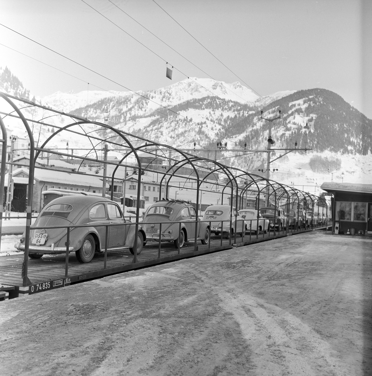 Serie. Jernbane (fjell-ferge) frakter biler mellom Italia og Sveits.