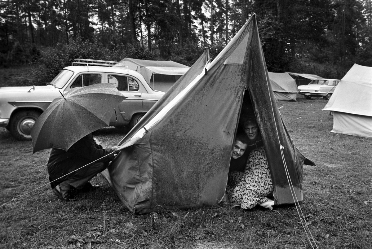 Serie. Vått campingliv i Hvervenbukta i Oslo. Fotografert juli 1964.