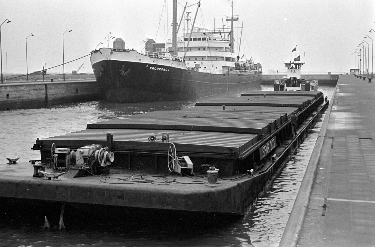 Serie. Havnekneiper, havneområde, sluser og lektere, Antwerpen, Belgia
Fotografert 1965.

