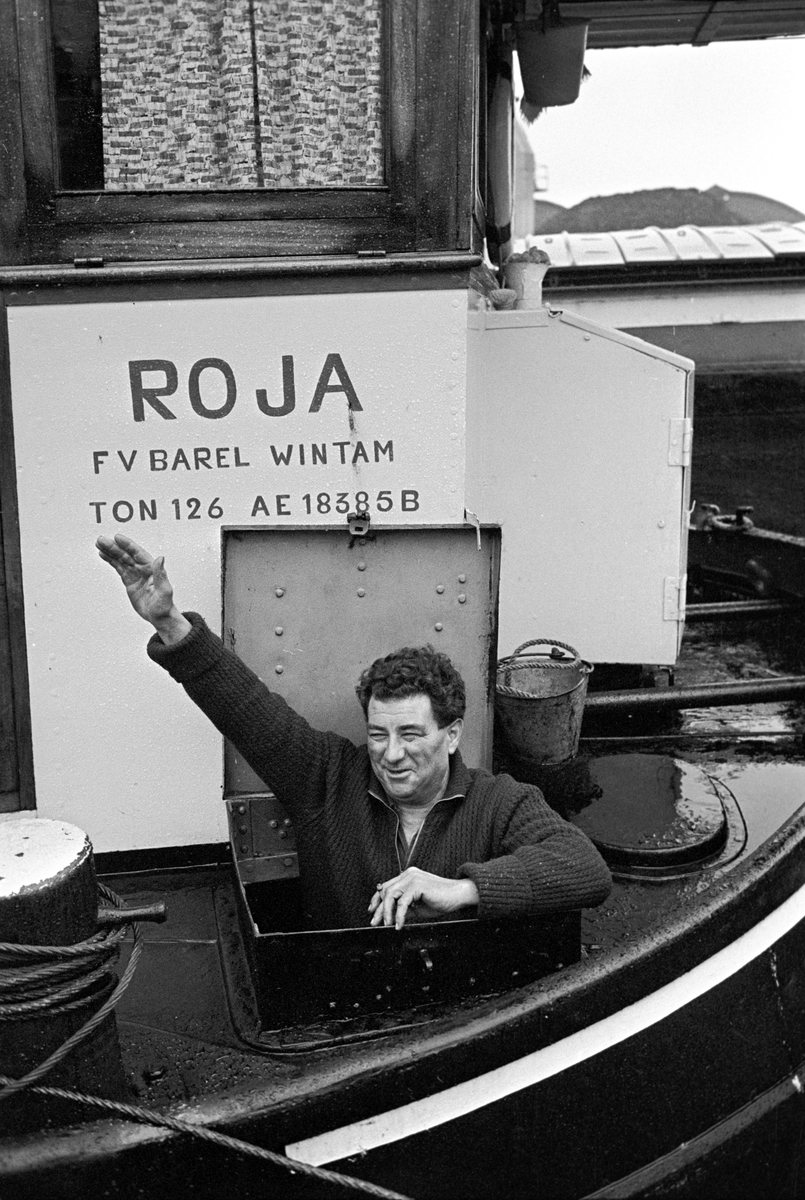 Serie. Havnekneiper, havneområde, sluser og lektere, Antwerpen, Belgia
Fotografert 1965.

