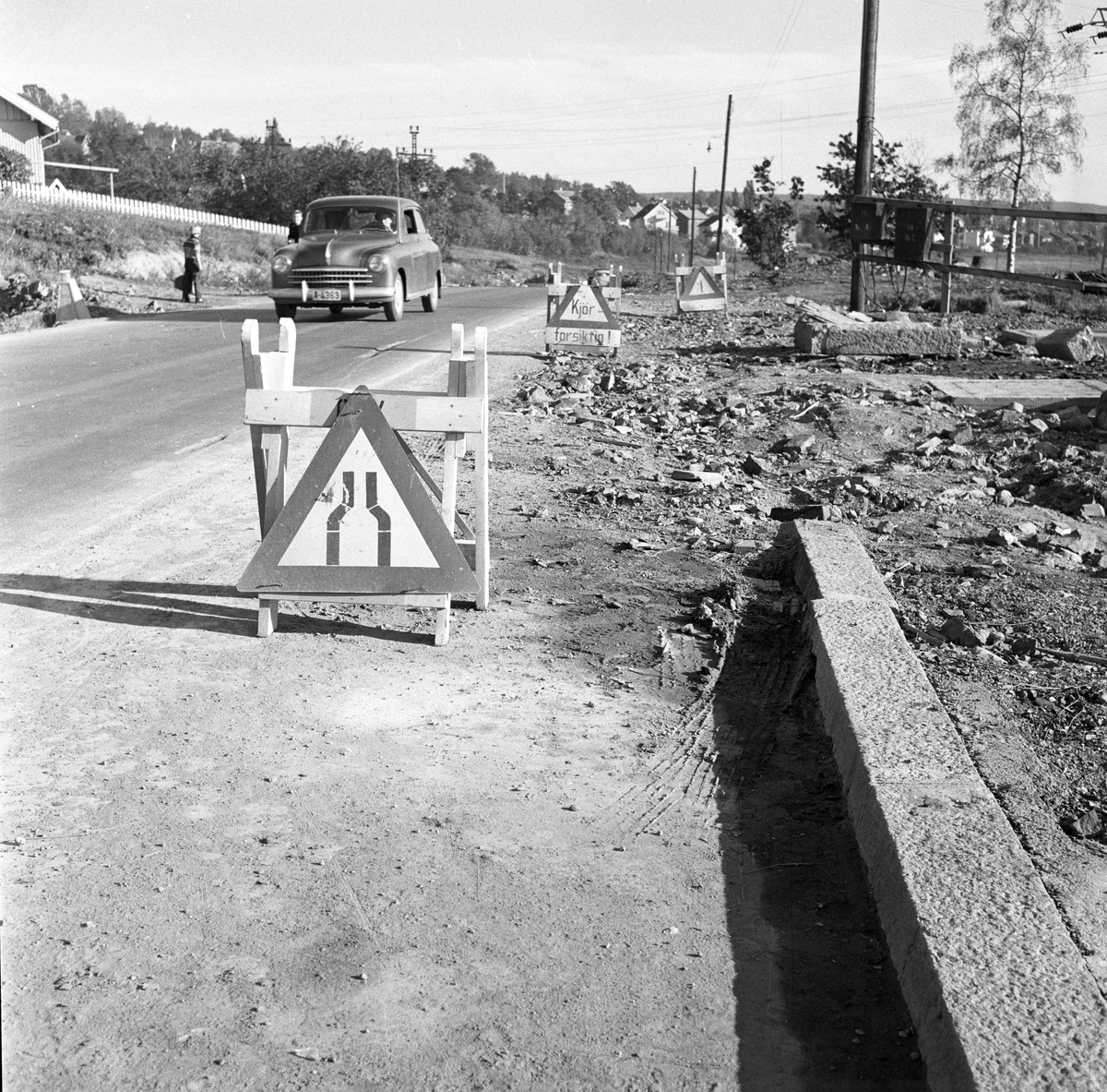 Serie. Bilder fra trafikken i Oslo,bl.a. diverse trafikk- og varselsskilt. Fotografert oktober 1956.
.


