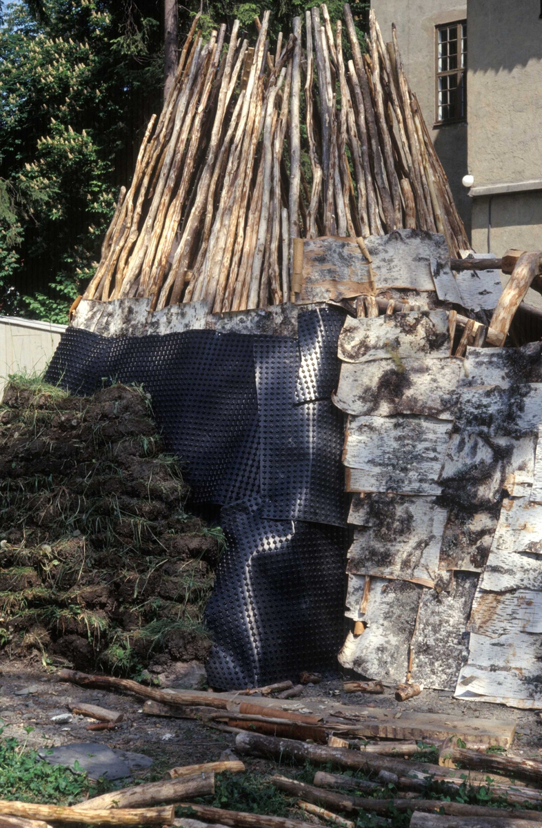 Serie bilder av bygging av sørsamisk gamme på Bygdøy i 1992.
