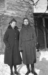 Kate Larsen og Gerda Lund fotografert i Trondheim ca. 1919.