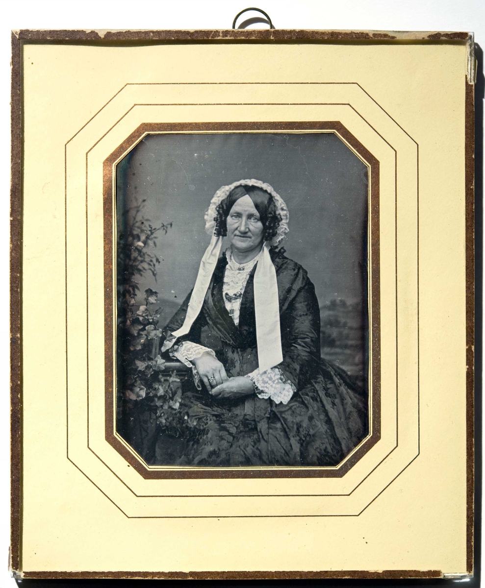 Daguerreoyypi. Halvfigur portrett av Anna Christine, født Haslef (1798-1862), kalt Tina, fotografert i 1840-årene. Hun var gift med kjøpmann og konsul Johannes Thomassen Heftye (1792-1856), andre generasjon av slekten Heftye i Norge.