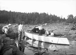 Familien Jebsen sin motorbåt ligger fortøyd ved Berger på Hu