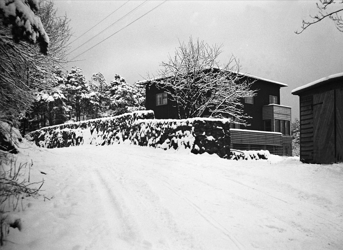 Huset til familien Arentz sette fra veien. Fotografert januar 1930.