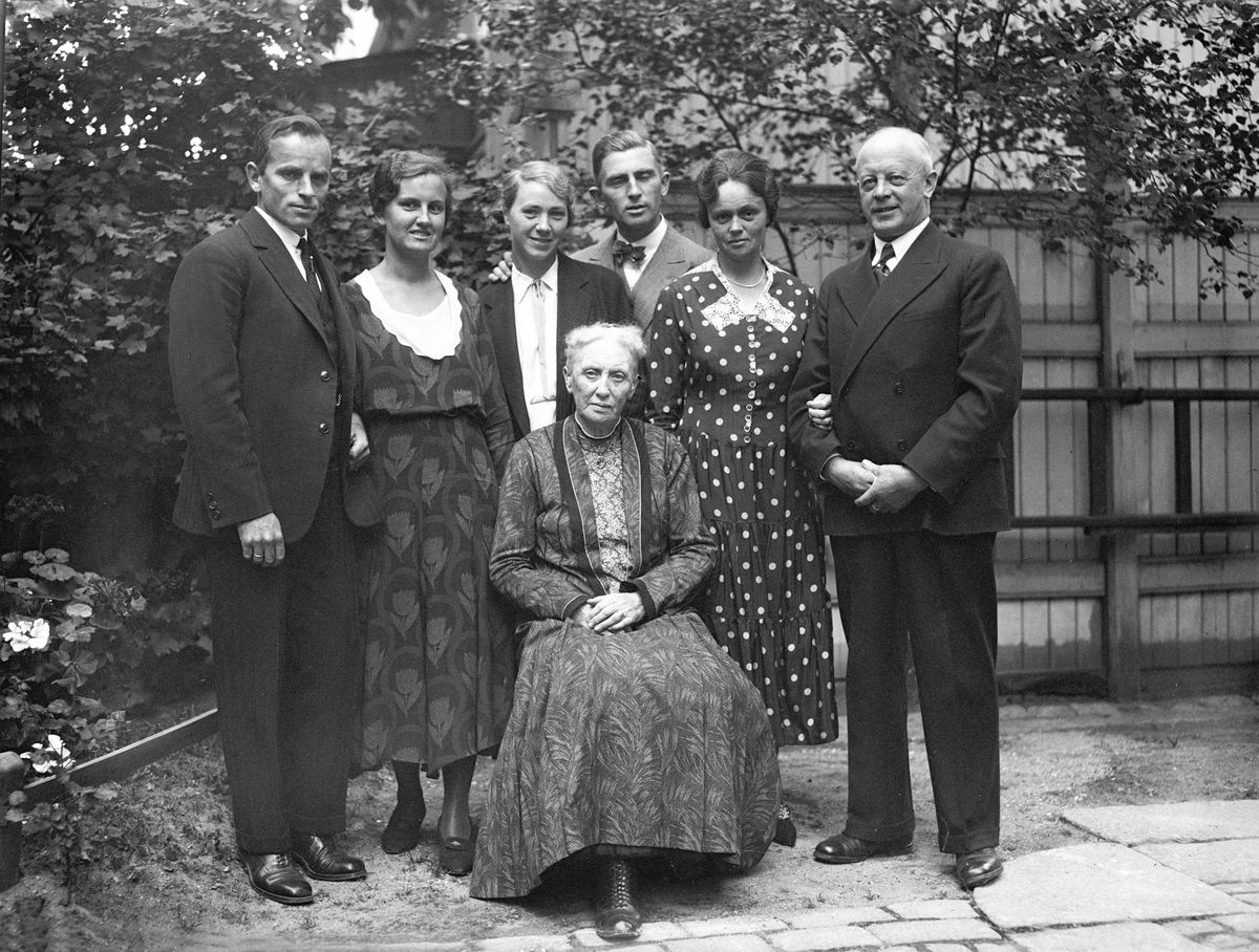 Sittende foran på en stol sitter Dea Scheen og stående fra venstre Dordi og Fritjof Arentz, Sonja og Otto Scheen, Rebekka og Harald Kruge i Cicignongata, Fredrikstad. Fotografert 1932.