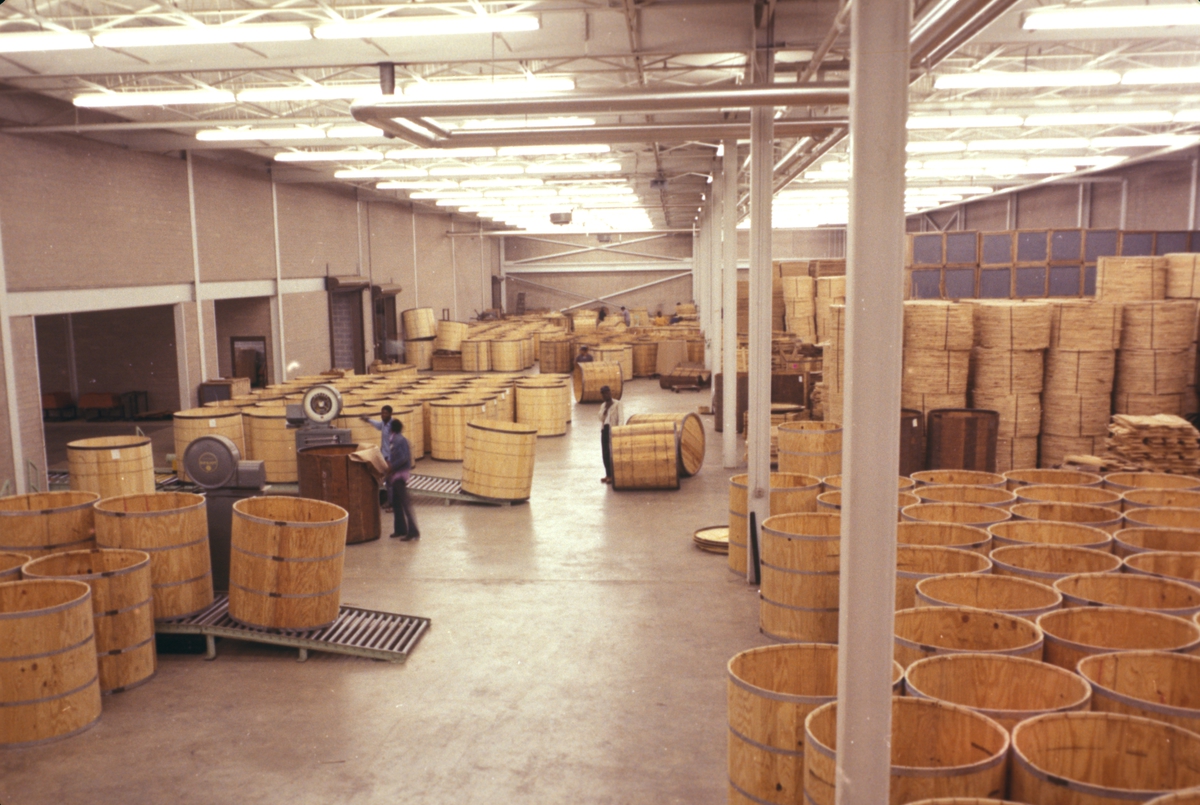 Fabrikkinteriør. Fat til tobakk. Produksjon av Lys Virginia pipetobakk ved tobakksplantasje. Foto fra bildeserie brukt i forbindelse med Tiedemanns Tobaksfabriks interne tobakkskurs i 1983.