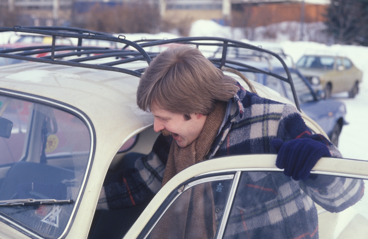 Reklamefoto av mann på vei inn i en bil. Reklamefoto fra presentasjon i forbindelse med introduksjon av Prince Mild i Norge i 1979.