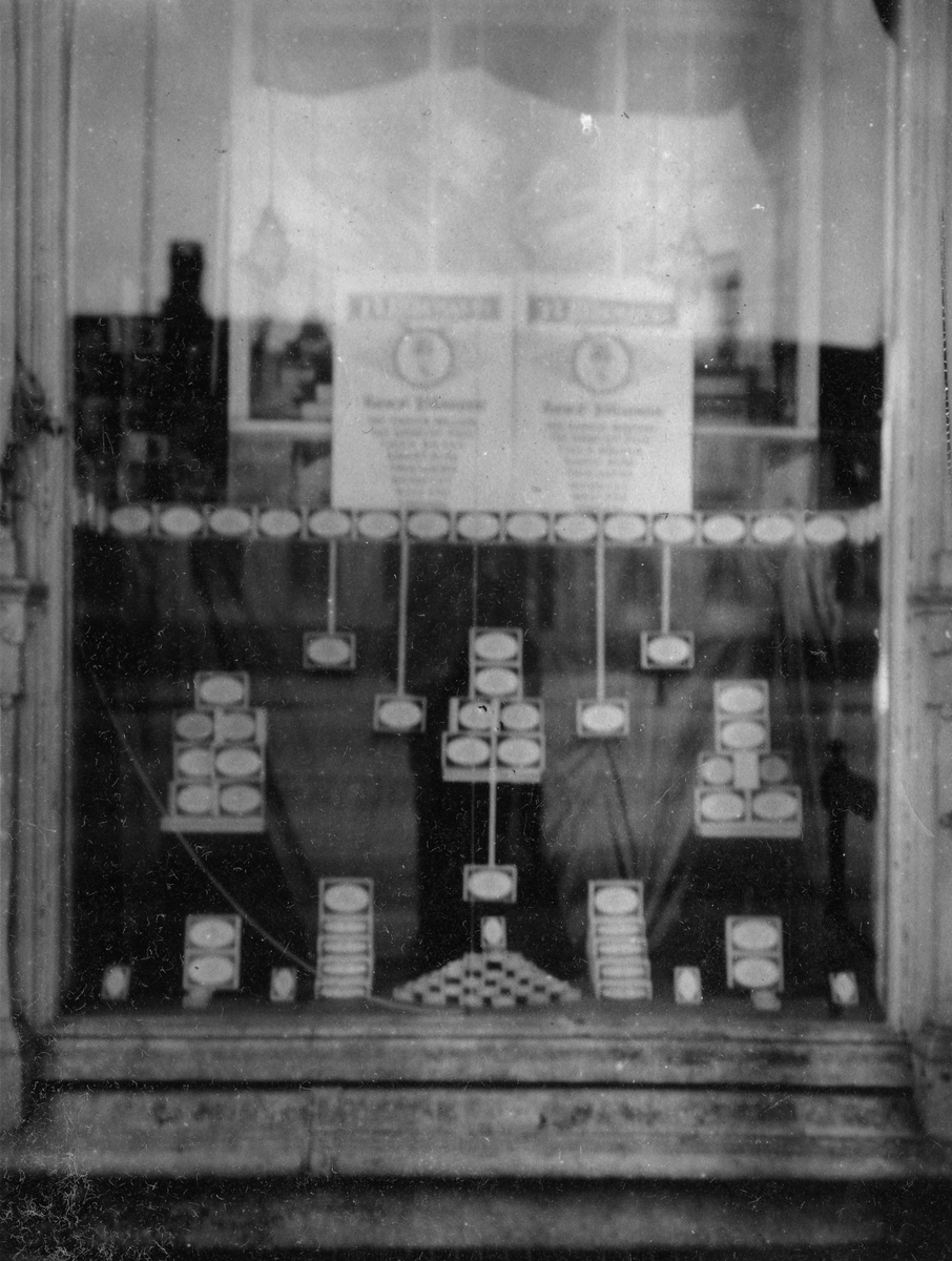 Vindusutstilling hos tobakksforretning fra 1921.