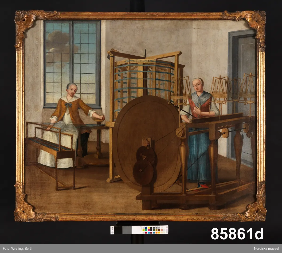 Huvudliggaren:
"4 oljemålningar från Stockholm. 
Å duk, med blindramar. Framställa scener från ett silkespinneri under 1700-talet. 
a) Utan raminfattning. Framställer väfning och väfuppsättning. tre manliga figurer. B 112 cm, H 99cm
b) Med raminfattning. Framställer bobning. Två kvinnliga personer. B 112 cm, H 99 cm (öfver blindramen)
c) Med raminfattning. Framställer tvinning och härfutredning (?). Två kvinnliga figurer. B 112 cm, H 94 cm (öfver blindramen).
d) Med raminfattning. Framställer varpning och tvinning. Två kvinnliga figurer. B 112 cm, H 94 cm (öfver blindramen).

a) Ett stort hack å duken. 
b) Förgyllningen och hörnornamenten skadade å ramen
c) Ramen lös. Tre delar. Förgyllningen och hörnornamenten skadade å ramen. Ramen mycket maskstungen.
d) Förgyllningen och hörnornamenten skadade. Ett mindre hål å duken."
Senare tillägg "konserverade 1955"

Katalogkort:
"Har tillhört sidenfabrikör Rudolf Stenberg, Stockholm +1803, samt hans son Emanuel Stenberg + 1834. Har brukats som dörröverstycken."