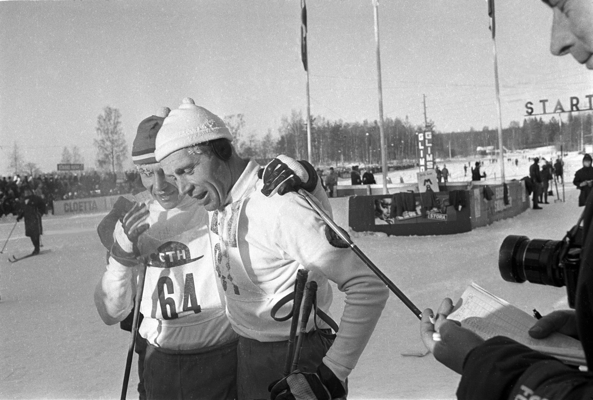Slitne skiløpere etter målgang.  Svenska Skispelen i Falun i 1967.