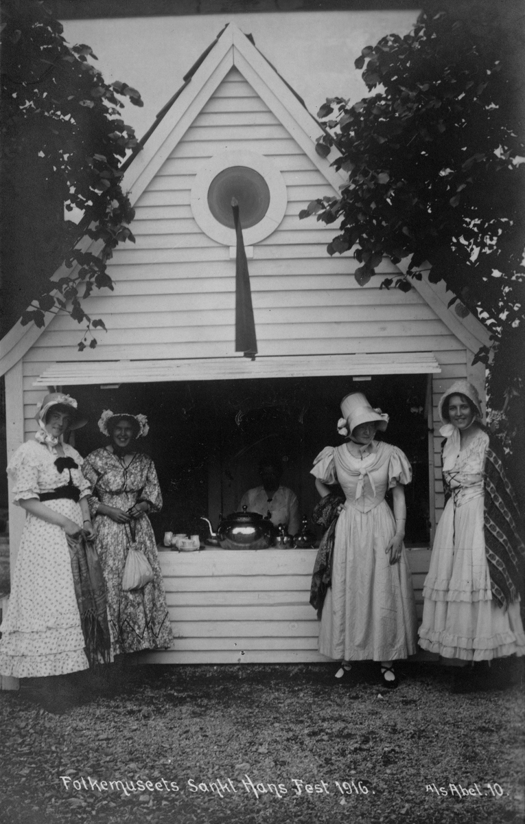 Postkort. Kvinner foran markedsbod. Norsk Folkemuseums St. Hansfest 1916.