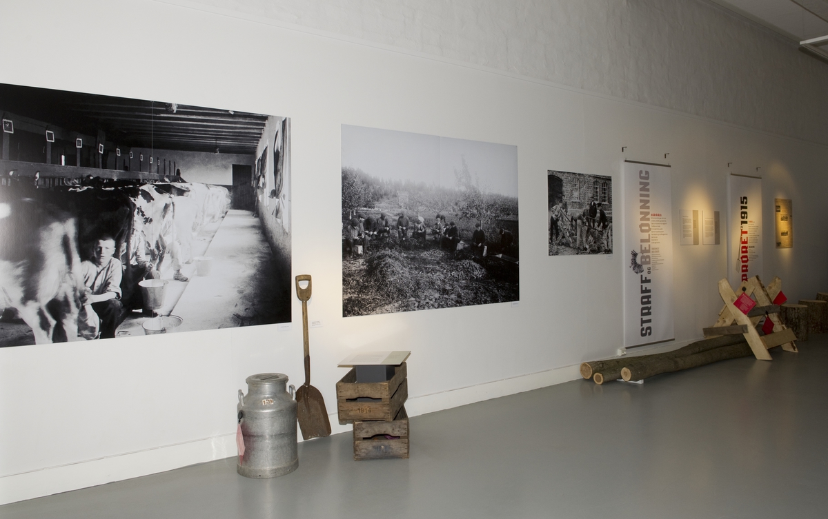Utstillingsplakater med fotografier fra Bastøy skolehjem. Fra utstillingen om Bastøy skolehjem på Norsk Folkemuseum. Utstillingen stod i perioden 15.12.2010 til 31.12.2011.