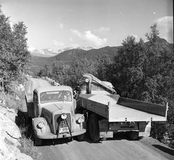 Smal vei med møtende lastebiler på Ålesundveien.
Fotografer