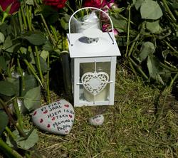 Ved Oslo domkirke. Blomster og kondolanser lagt ned i Oslo s
