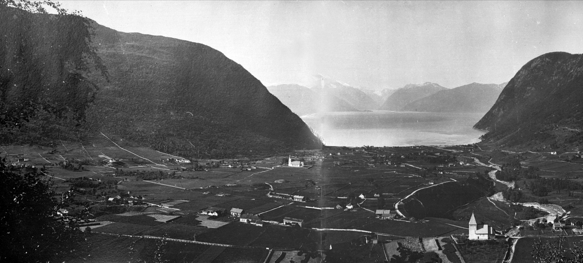 Avfotografering. Fjord og fjell, bebyggelse. Vikøyri, Sogn og Fjordane.