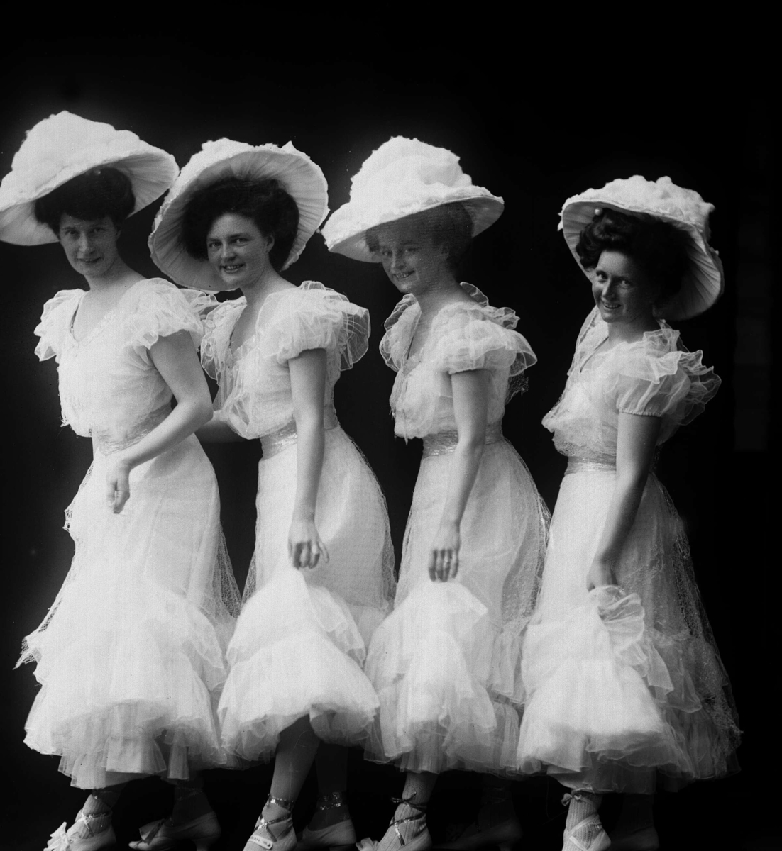 Gruppeportrett, fire kvinner kledd i hvitt. Dansere?