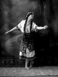 Portrett, en ung pike utkledd, frøken Leraas.