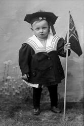 Portrett, liten gutt i matrosdrakt med det norsk flagget. Fl