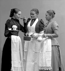 Gruppeportrett, tre tjenestepiker.