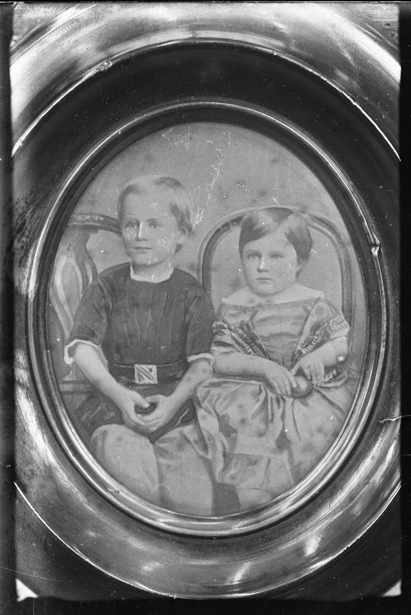 Avfotografering. Gruppe, to barn. Daguerreotypi (?) Fru Fabrikkeier Andresens kopi.