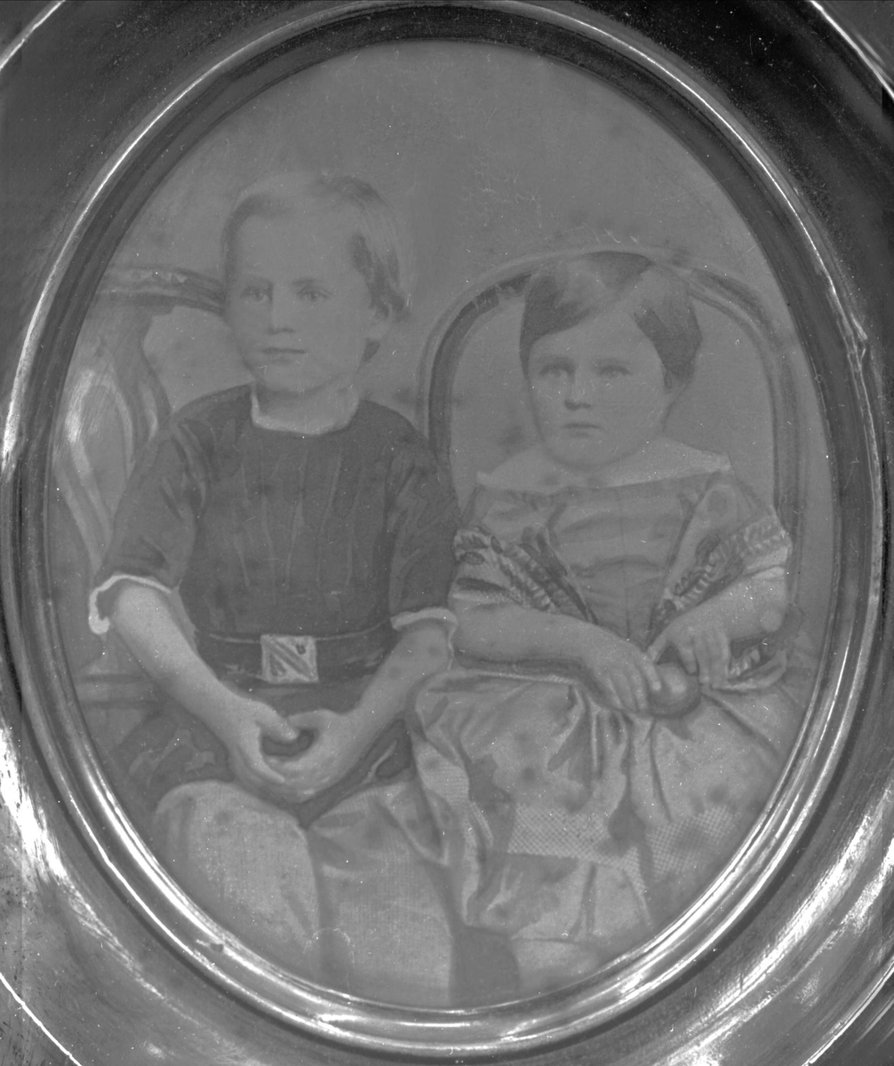 Avfotografering. Gruppe, to barn. Daguerreotypi (?) Fru Fabrikkeier Andresens kopi.