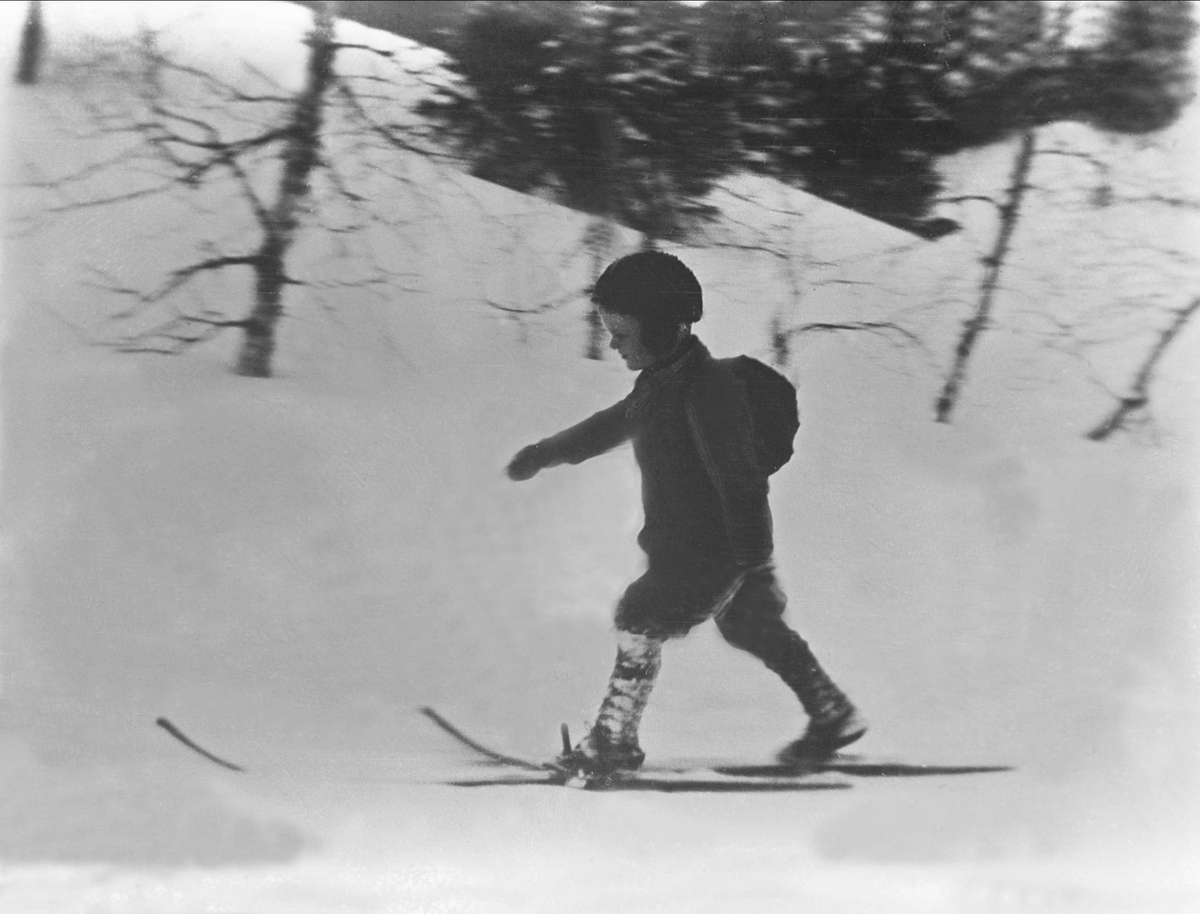 Avfotografering. Gutt går på ski, uten staver.