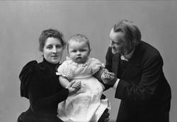 Gruppeportrett, mann, kvinne og barn. Bestilt av pastor Stor