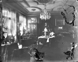 Interiør stue, ukjent sted.