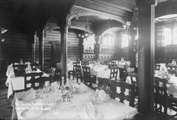 Avfotografert postkort. Spisesalen på Holmenkollen turisthot