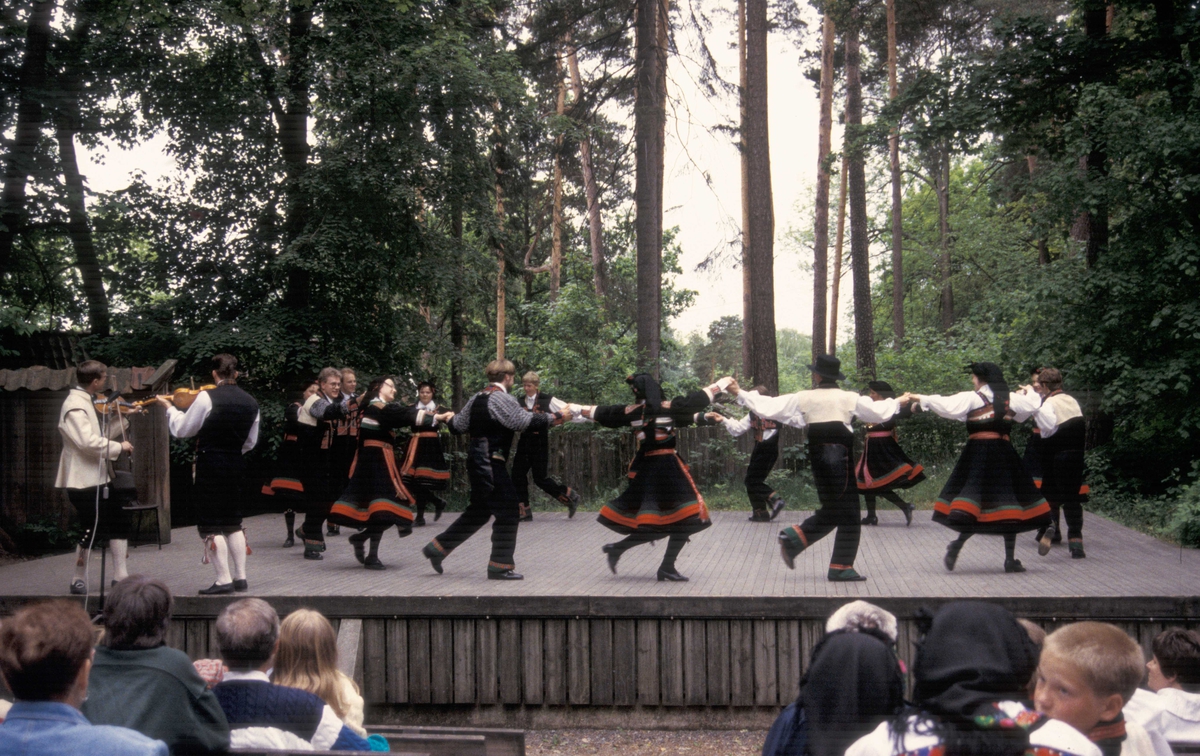 Fra Setesdalsuka,  på Norsk Folkemuseum, fra  6.-12. juni i jubileumsåret 1994.Norsk Folkemuseums dansegruppe danser på Friluftsteateret, bygning nummer 349.
