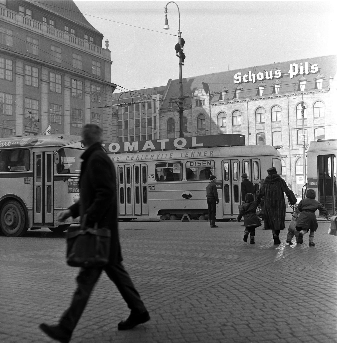 Trafikkpoliti dirigerer trafikken på Jernbanetorget, Oslo februar 1963.