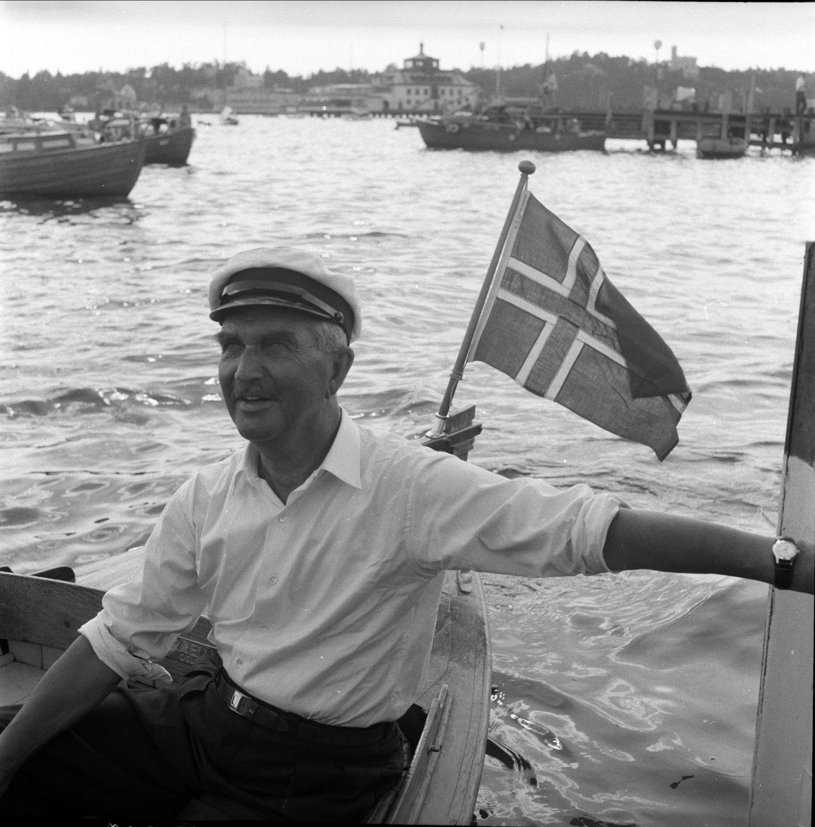 Båtrebus. Mann styrer. Oslo 27.06.1959