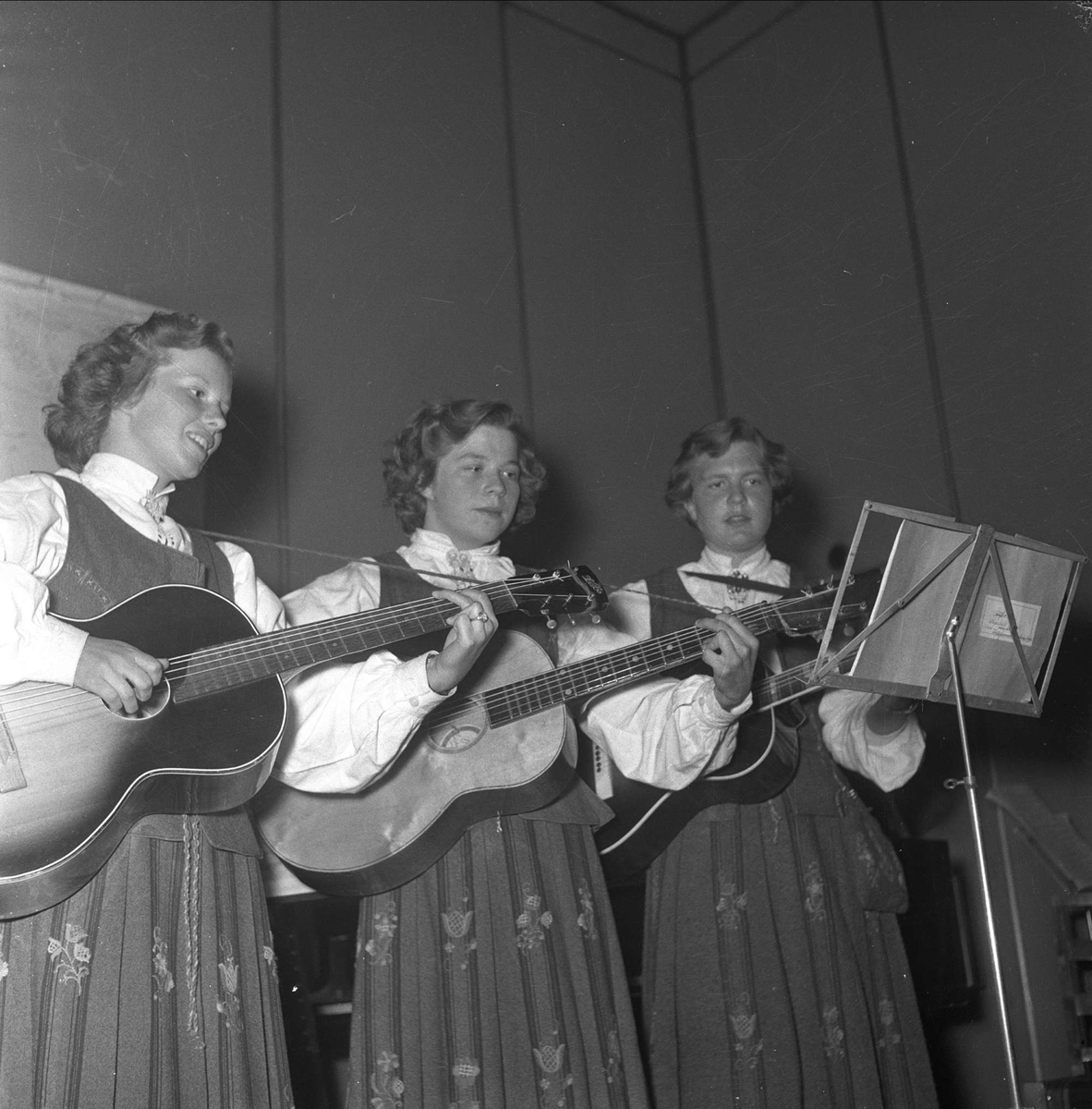 Tre kvinner opptrer med gitarer. Oslo mai 1952. Bygdelag, Romsdalslaget.