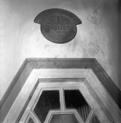 Skilt. Før 1954. Alm Framhaldskole for døve.