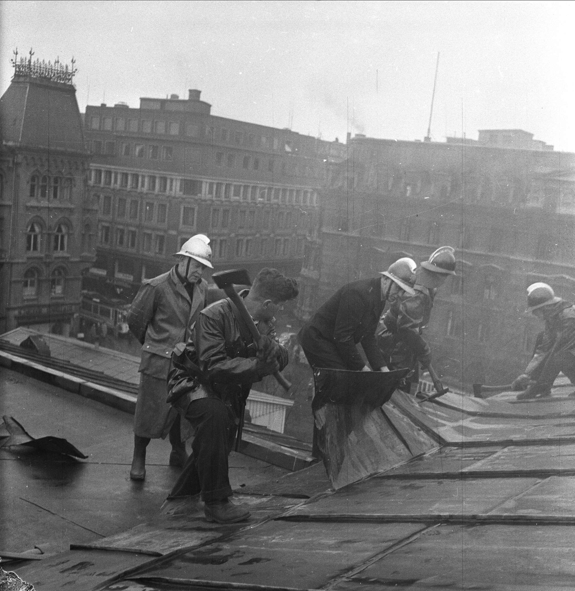 Brann i Stortinget, Oslo 09.04.1956. Brannmenn.