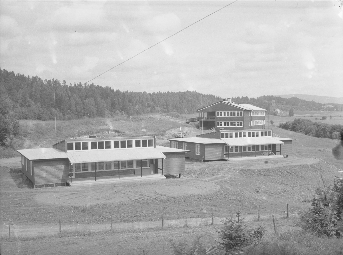 Solberg, 06.07.1954. Røde kors kurklinikk. Landskap med bygninger.