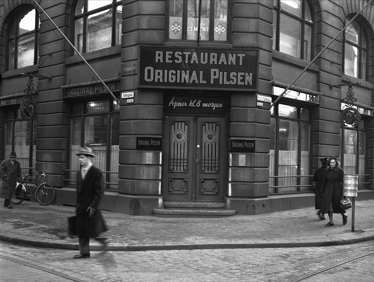 Oslo, desember 1951. "Orginal Pilsen". Gatebilde.