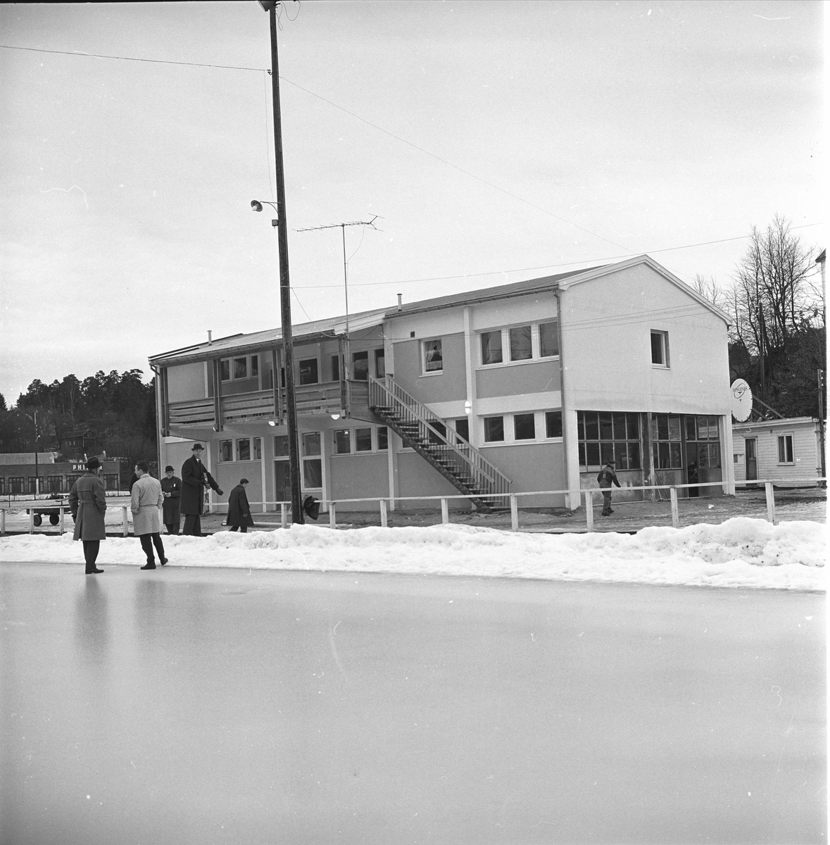 Arendal. Skøytebane på Bjønnes stadion (anlagt 1952. Gruppe med klubbhus i bakgrunnen.