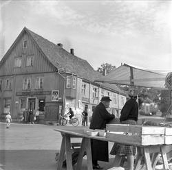 Drøbak, 28.08.1956. Bybilde. Torghandel.